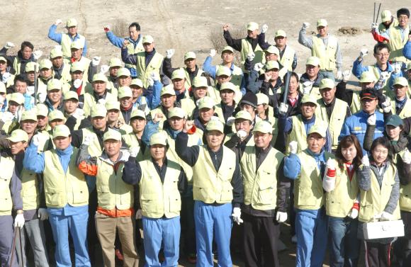 POSCO 종합로재 전문 계열회사인 ㈜포스렉(사장 이상영)은 11월 17일 청림동 해변에서 이상영 사장을 비롯하여 양 부문 노조위원장 (이정형, 황부성)과 임직원 250명은 대대적인 봉사활동을 펼쳤다.