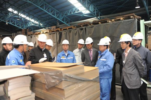 ㈜포스코켐텍(사장 김진일)은 지난 3월 29일 포항지역 12개 자재공급사 현장견학에 이어 광양지역에서도 4월 8일 기계가공품을 비롯한 주요자재 공급 7개사 대표자 및 실무자를 초청하여 해당 공급사가 납품한 자재의 사용현장인 광양노재정비 시공현장, Lime공장 등에서 현장견학 및 간담회를 가졌다.