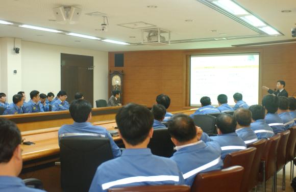 포스코 종합로재 전문 그룹사인 ㈜포스렉 (사장 이상영)은 3월 20일 종합회의실에서 자율준수관리자 김순구 상임감사를 비롯하여 공정거래법과 관련된 부서 팀장 및 팀원 50여명이 참석한 가운데 공정거래 자율준수프로그램의 이해를 돕기 위하여 포스코 공정거래지원팀 이인권 팀장을 초빙하여 공정거래 제도와 자율준수프로그램(CP)에 대한 교육을 실시 하였다.