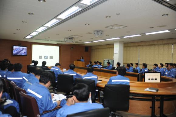 기술 역량 강화를 위한 임직원들의 케미컬 학습하는 모습