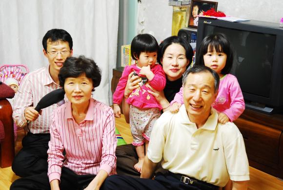 포스코 종합로재 전문 그룹사인 ㈜포스렉 (사장 이상영)은 5월 8일 어버이날을 맞이하여, 부모님( 친가 또는 배우자 부모)과 함께 거주하면서 봉양하고 있는직원 75명에게 효도선물로 안마기와 건강베개를 전달하였다.