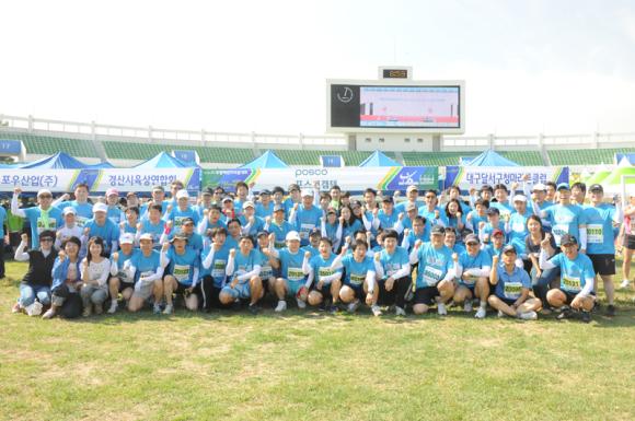 ㈜포스코켐텍(사장 김진일)은 6월 29일 포항시내 해안도로에서 펼쳐진 통일기원 제11회 해변마라톤대회에 김진일 사장을 비롯하여 100여명의 직원이 대거 참가해 건강과 화합을 다졌다.