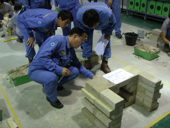 ㈜포스코켐텍(사장 이상영)은 6월 18일 직업훈련원에서 축로기능 인력의 역량 강화로 Global 경쟁력 확보를 위한 2010년 상반기 축로기능 경진대회를 개최했다.