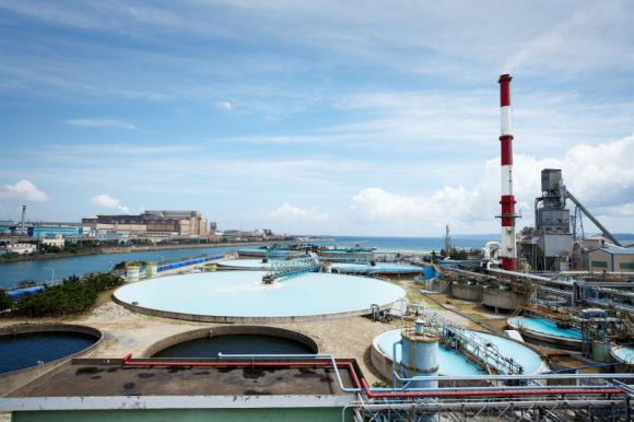 해수에서 마그네슘을 추출해 마그네시아클린커를 제조하는 포스코켐텍 마그네시아 공장. 포스코켐텍은 내화물 분야에서 원료생산, 내화물 제조, 축로 전반에 이르는 국내 최고의 내화물 기술력을 가지고 있다.