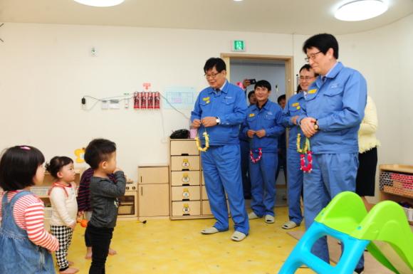 포스코켐텍이 16일 직장 어린이집 개원식을 가졌다. 포스코켐텍 조봉래 사장과 포스코 김진일 사장을 비롯한 100여명의 임직원과 가족이 참석해 어린이집 개원을 축하했다.