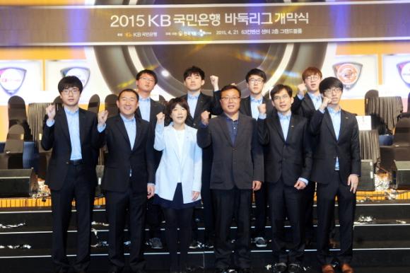 포스코켐텍 프로바둑팀이 2015 한국바둑리그 개막식에 참가해 선전을 다짐하며 파이팅을 외치고 있다. 사진 첫번째 줄 왼쪽부터 주장인 나현 6단, 감독 김성룡 9단, 김혜민 7단, 조충제 부단장, 안조영 9단, 김명훈 2단 순.