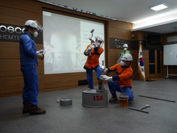 포스코켐텍이 9일 포항 청림동 본사에서 작업 현장 내 안전수준을 높이기 위해 소통을 통해 위험 요인을 스스로 개선하도록 돕는 ‘안전행동관찰 기법 우수사례 공유회’를 열었다.