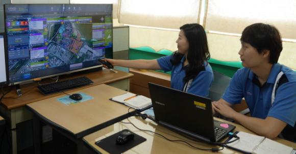 포스코켐텍이 청림동 내화물 사업장에 도입한 대기환경 모니터링 시스템. 안전환경기획그룹 직원들이 사업장 일대 대기환경 청정도의 측정 결과를 분석하며 토의하고 있다.