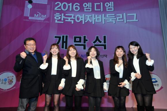 포항 포스코켐텍 여자프로바둑팀이 2016 한국여자바둑리그 개막식에서 선전을 다짐하며 파이팅을 외치고 있다. 사진 왼쪽부터 조충제 부단장, 김채영 2단, 김은선 4단, 이영신 감독, 조혜연 9단, 왕천싱 5단 순.