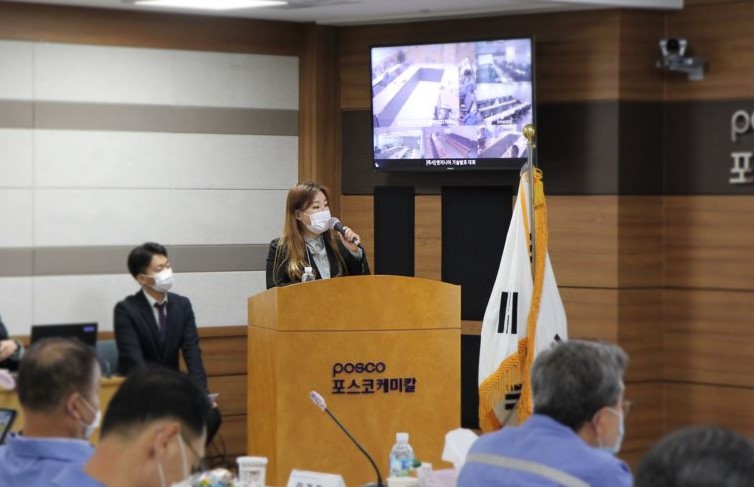 엔지니어 기술 발표대회에서 이미경 엔지니어가 발표하는 모습