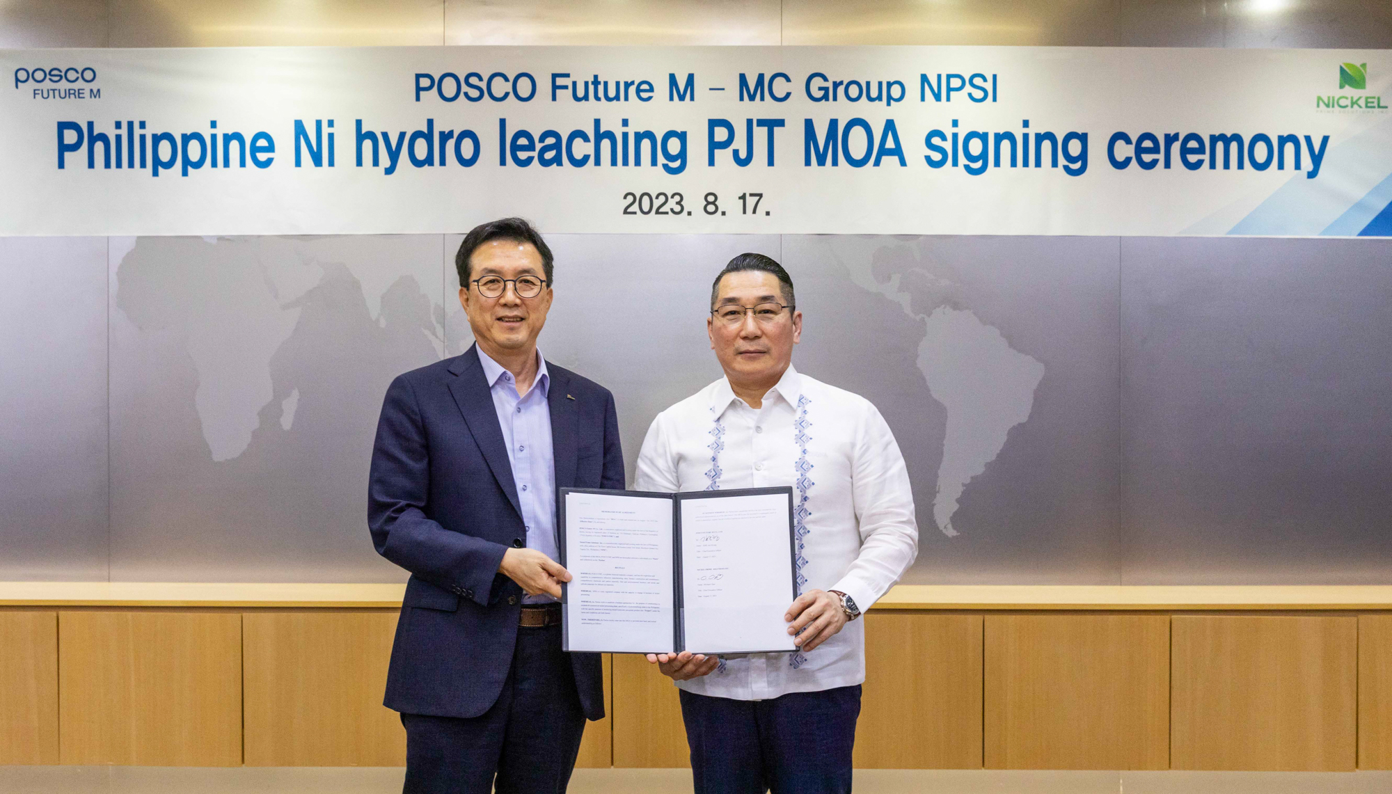 포스코퓨처엠과 NPSI(Nickel Prime Solutions Inc) 社가 필리핀 니켈 합작사업 MOA를 체결했다.   포스코퓨처엠 김준형 사장(왼쪽), MC그룹 마이클 첸 회장(오른쪽)