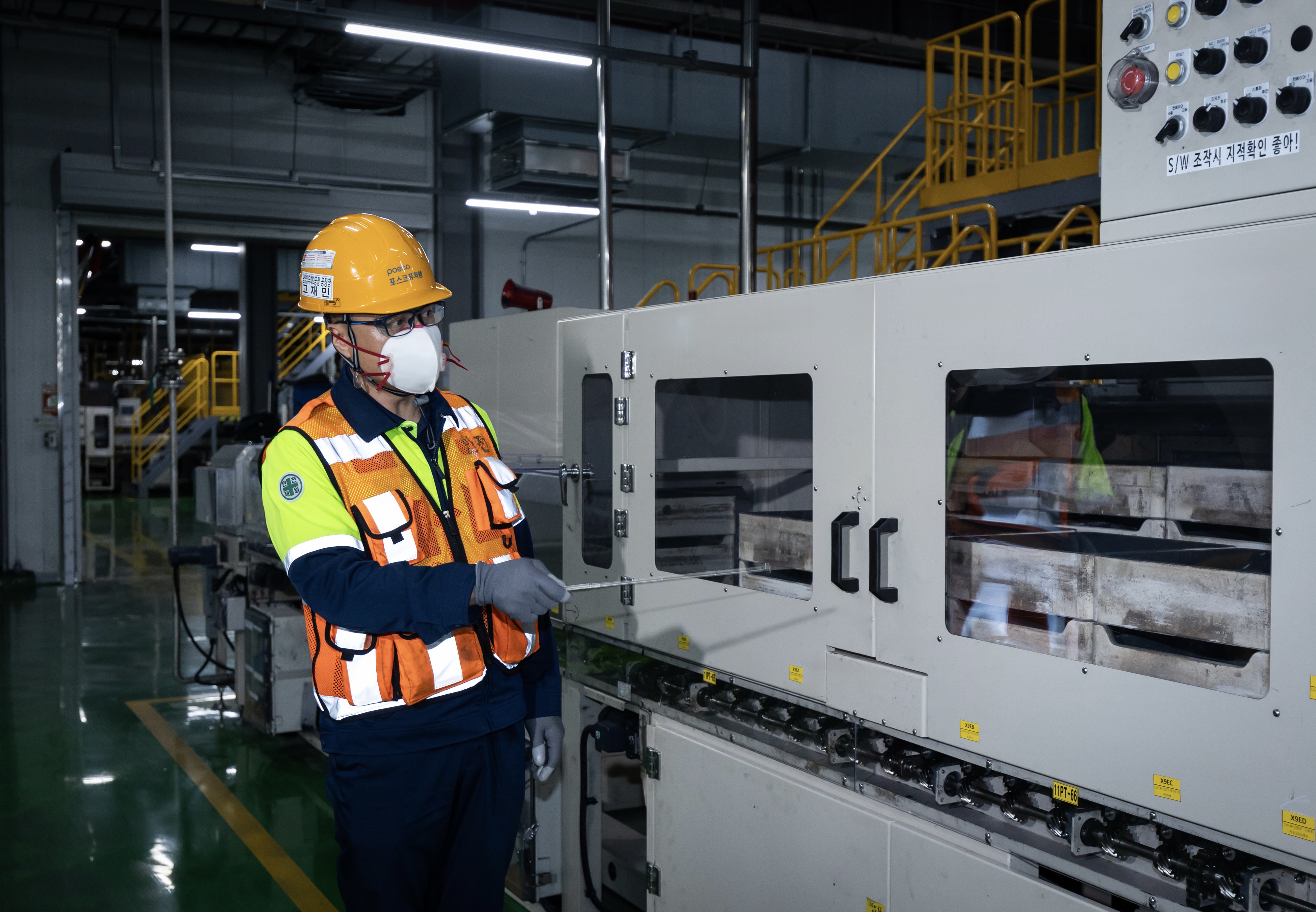 포스코퓨처엠 고재민 광양 양극재 공장장이 제조 공정에 대해 설명하고 있는 모습