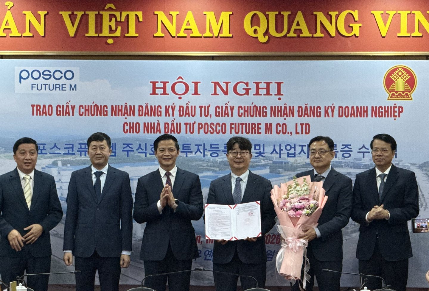 (사진설명) 포스코퓨처엠과 타이응웬성은 지난 21일 타이응웬성 인민위원회에서 베트남 인조흑연 음극재 사업 투자등록증(IRC)을 전달하는 사전 행사를 진행했다.  사진 왼쪽 3번째부터 타이응웬성 브엉 꾸옥 뚜언(Vuong Quoc Tuan) 인민위원장, 포스코퓨처엠 엄기천 사장